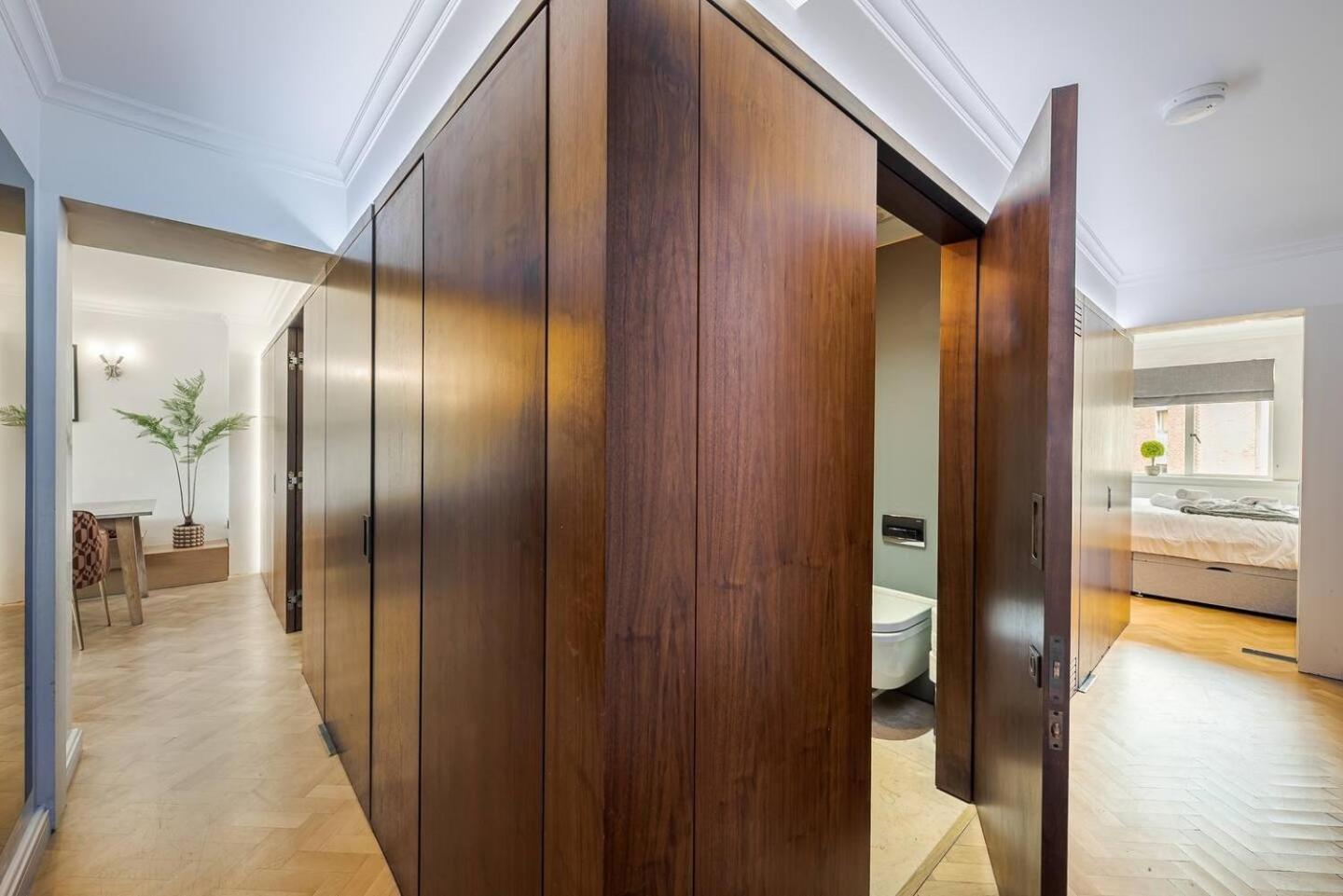 Modern Knightsbridge Apartment With Balcony Overlooking Harrods Prime Location Londýn Exteriér fotografie