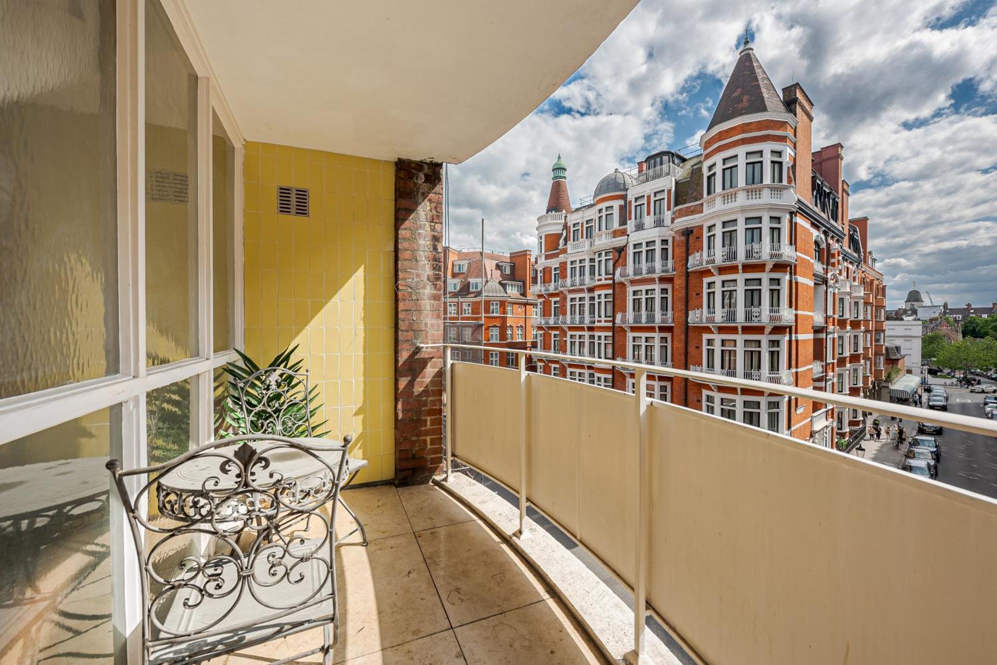 Modern Knightsbridge Apartment With Balcony Overlooking Harrods Prime Location Londýn Exteriér fotografie