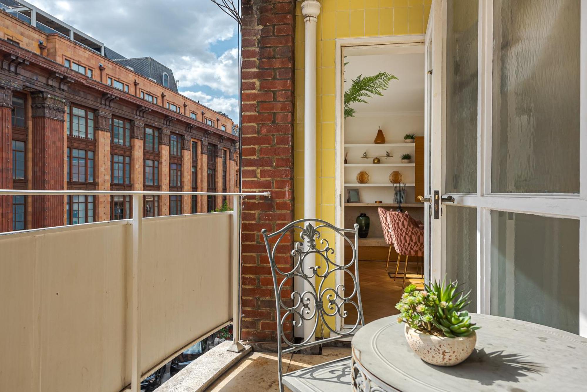 Modern Knightsbridge Apartment With Balcony Overlooking Harrods Prime Location Londýn Exteriér fotografie