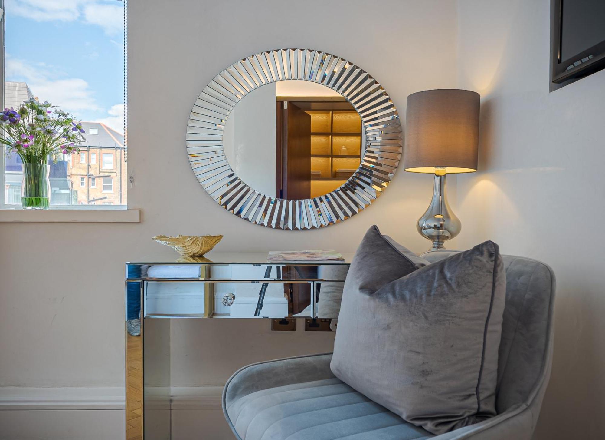 Modern Knightsbridge Apartment With Balcony Overlooking Harrods Prime Location Londýn Exteriér fotografie
