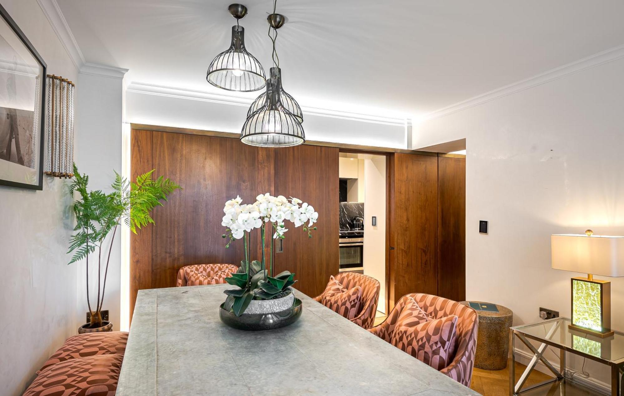 Modern Knightsbridge Apartment With Balcony Overlooking Harrods Prime Location Londýn Exteriér fotografie