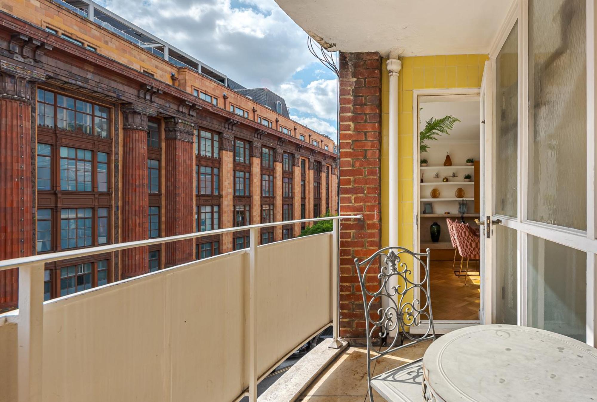Modern Knightsbridge Apartment With Balcony Overlooking Harrods Prime Location Londýn Exteriér fotografie