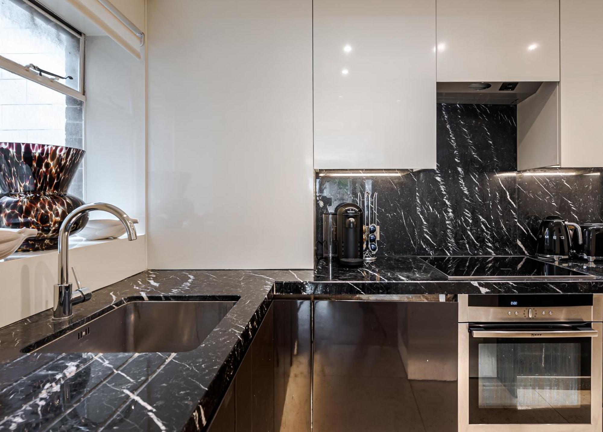 Modern Knightsbridge Apartment With Balcony Overlooking Harrods Prime Location Londýn Exteriér fotografie