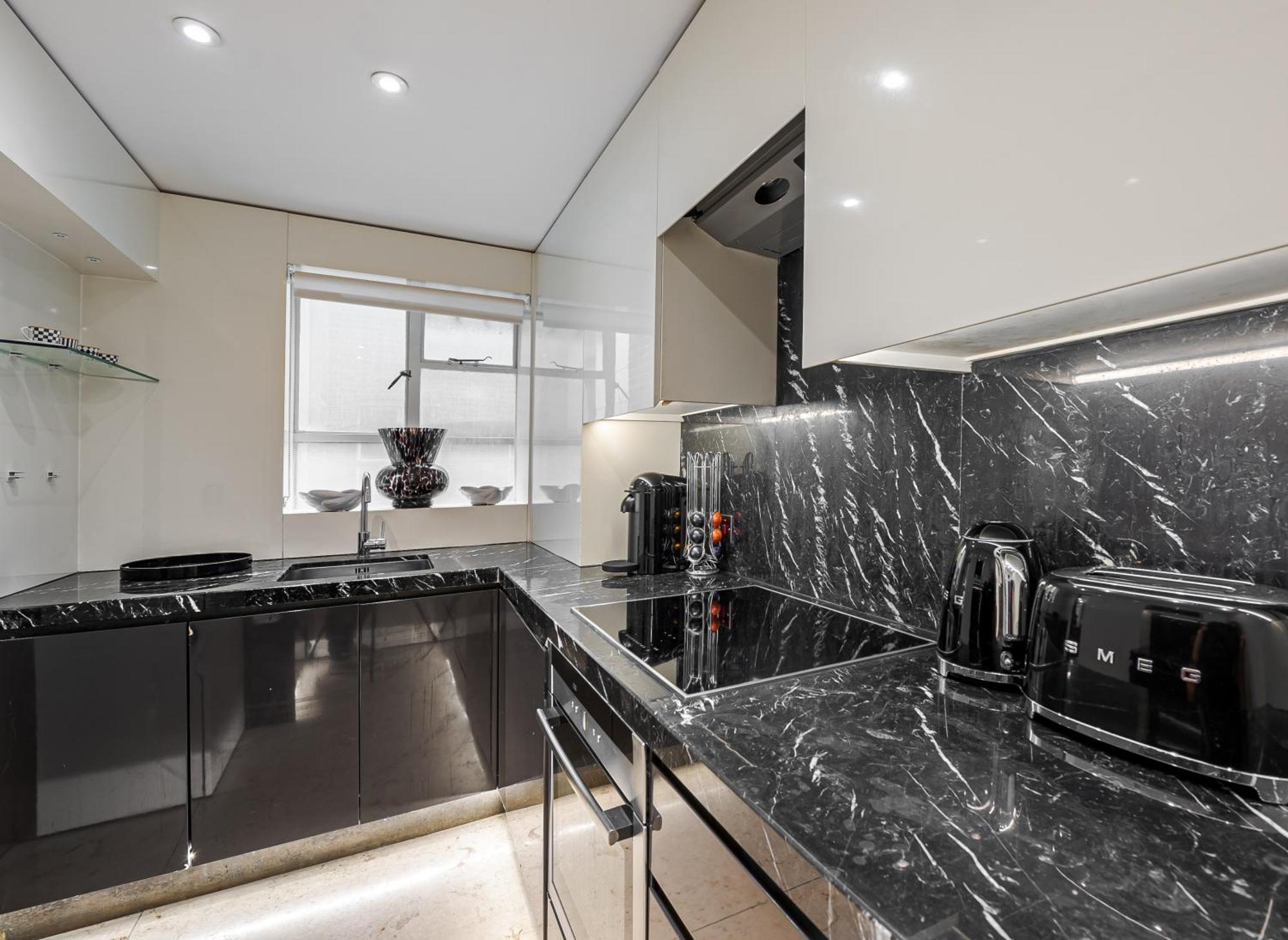 Modern Knightsbridge Apartment With Balcony Overlooking Harrods Prime Location Londýn Exteriér fotografie